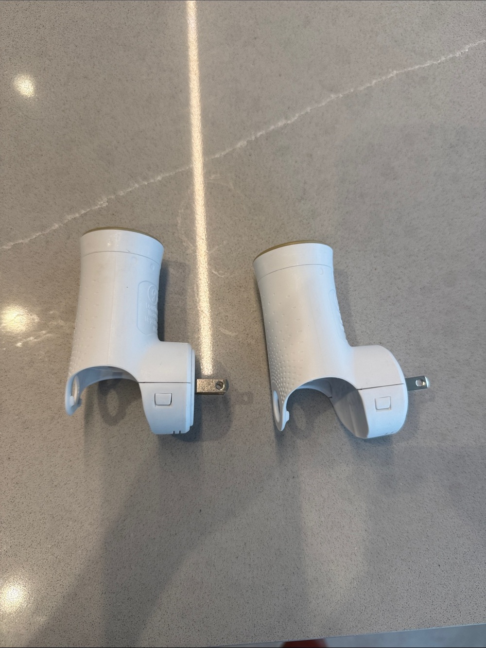 FEBREZE AIR FRESHENER PLUG INS (2)